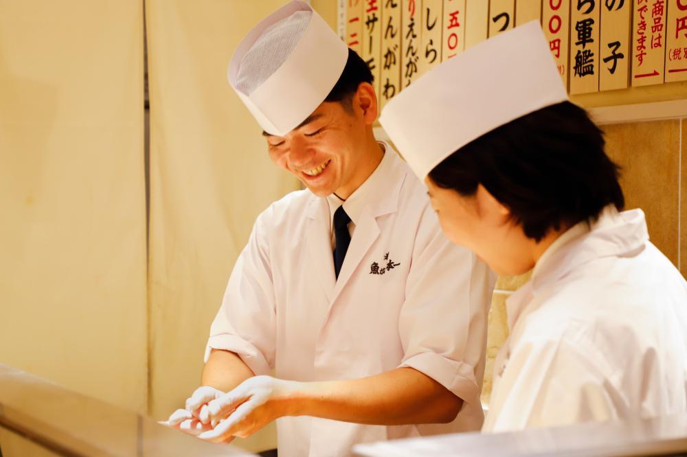 【オープンカンパニー／全対象】寿司を学びながら、技術習得から店舗経営までしっかりと学べる。一生役立つ経験のできる仕事です。